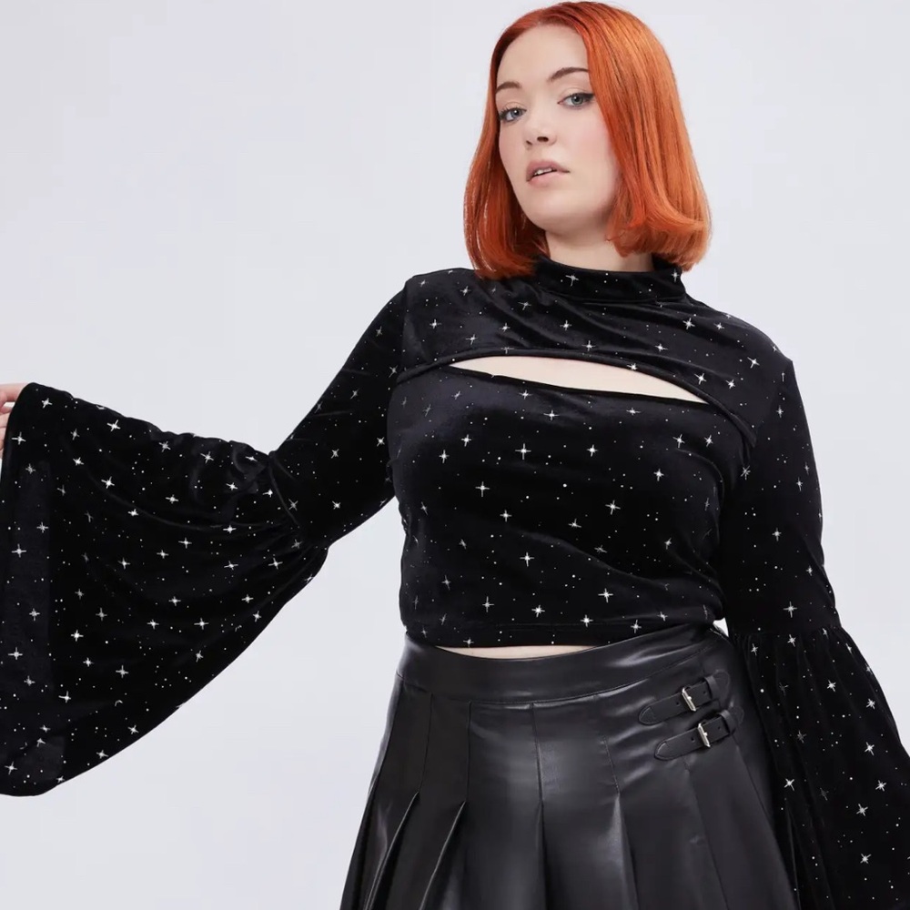 NWT ✨🖤 Cider Bell Sleeve Velvet Star Cut Out Crop Top